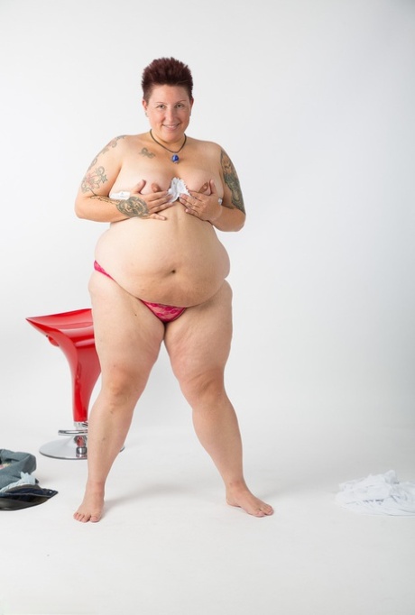 fat lesbian pissing hot naked picture