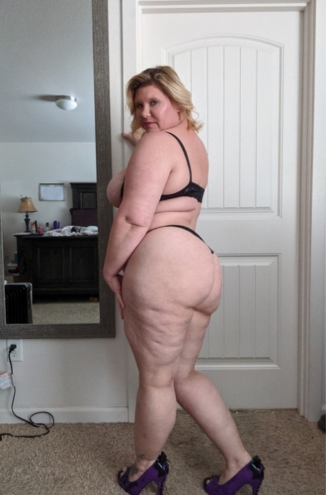 fat lesbian piss sexy nude pics