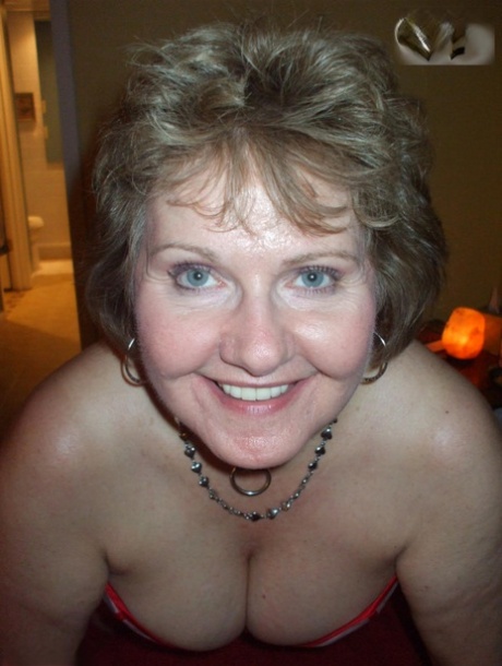 thick brunette mom naked img