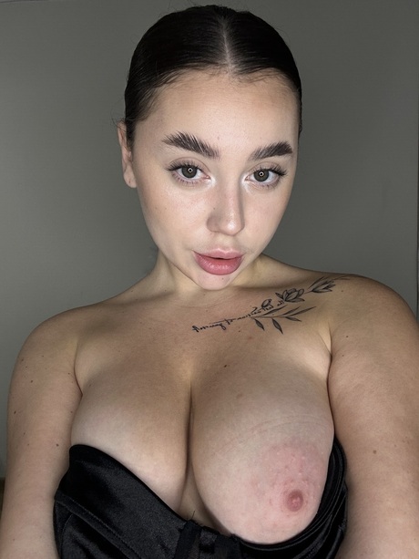 beautiful curvy actress adult picture